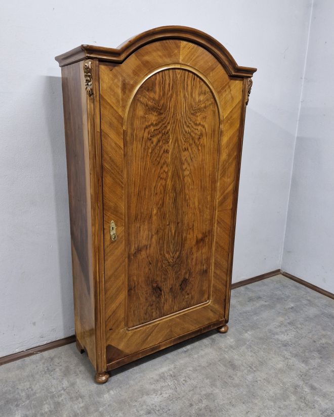#szafaludwikowska   #mebelzcharakterem   #antyki   #meblezhistorią   #drewnianaszafa   #mebledębowe   #klasycznestylizacje   #antykstyl   #wnętrzezklimatem   #polskieantyki   #meblezprzeszłością   #szafazpółkami