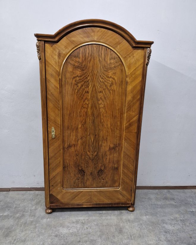 #szafaludwikowska   #mebelzcharakterem   #antyki   #meblezhistorią   #drewnianaszafa   #mebledębowe   #klasycznestylizacje   #antykstyl   #wnętrzezklimatem   #polskieantyki   #meblezprzeszłością   #szafazpółkami