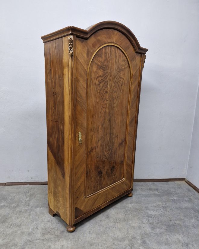 #szafaludwikowska   #mebelzcharakterem   #antyki   #meblezhistorią   #drewnianaszafa   #mebledębowe   #klasycznestylizacje   #antykstyl   #wnętrzezklimatem   #polskieantyki   #meblezprzeszłością   #szafazpółkami
