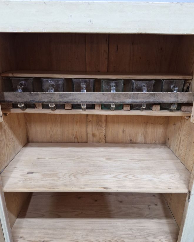 #szafachlebowa   #antykszafa   #szafazduszą   #mebelzcharakterem   #oryginalnyantyk   #szklanepojemniki   #przechowywanieprzypraw   #kuchniaretro   #meblezprzeszłością   #rustykalnyklimat   #kuchniazklimatem   #antykwariatkuchenny  