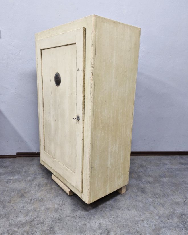 #szafachlebowa   #antykszafa   #szafazduszą   #mebelzcharakterem   #oryginalnyantyk   #szklanepojemniki   #przechowywanieprzypraw   #kuchniaretro   #meblezprzeszłością   #rustykalnyklimat   #kuchniazklimatem   #antykwariatkuchenny  