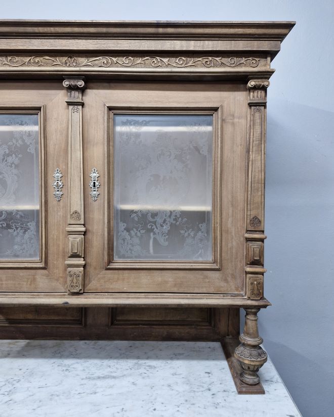 #kredenseklektyczny   #orzechowykredens   #mebleantyczne   #antyksprzedaż   #eklektycznystyl   #kredenszcharakterem   #meblezprzeszłością   #wnętrzarustykalne   #stylowymebel   #antykpolski   #kredensdrewniany   #mebleorzechowe  