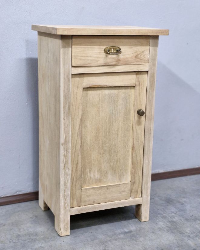 #dębowaSzafka   #meblezduszą   #antyki   #renowacjamebli   #meblenoweczycie   #debowemeble   #szafkanocna   #rustykalnewnetrze   #meblezcharakterem   #naturalnedrewno   #staraszafka   #wnetrzazhistorią  