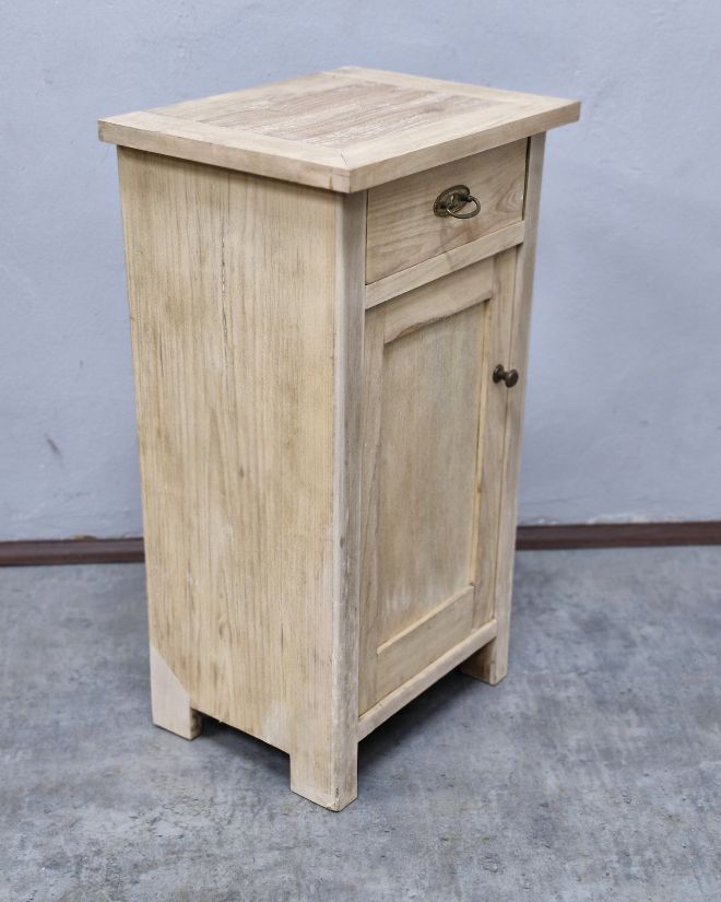 #dębowaSzafka   #meblezduszą   #antyki   #renowacjamebli   #meblenoweczycie   #debowemeble   #szafkanocna   #rustykalnewnetrze   #meblezcharakterem   #naturalnedrewno   #staraszafka   #wnetrzazhistorią  