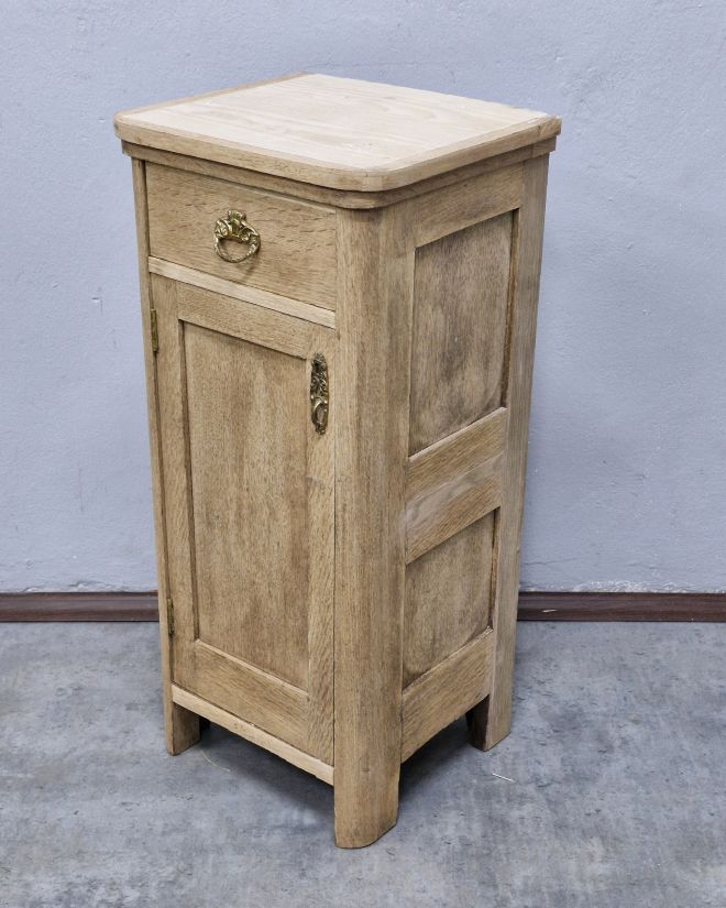 #dębowaSzafka   #meblezduszą   #antyki   #renowacjamebli   #meblenoweczycie   #debowemeble   #szafkanocna   #rustykalnewnetrze   #meblezcharakterem   #naturalnedrewno   #staraszafka   #wnetrzazhistorią  