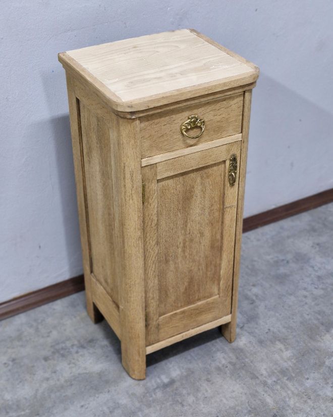 #dębowaSzafka   #meblezduszą   #antyki   #renowacjamebli   #meblenoweczycie   #debowemeble   #szafkanocna   #rustykalnewnetrze   #meblezcharakterem   #naturalnedrewno   #staraszafka   #wnetrzazhistorią  