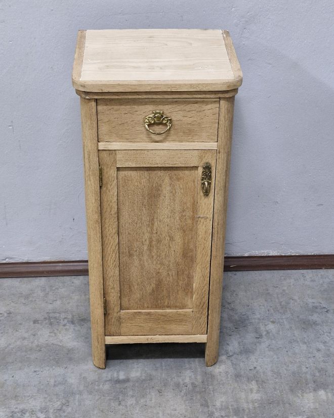 #dębowaSzafka   #meblezduszą   #antyki   #renowacjamebli   #meblenoweczycie   #debowemeble   #szafkanocna   #rustykalnewnetrze   #meblezcharakterem   #naturalnedrewno   #staraszafka   #wnetrzazhistorią  