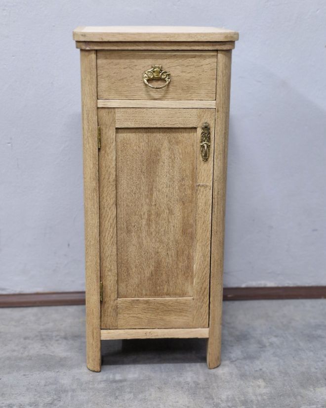 #dębowaSzafka   #meblezduszą   #antyki   #renowacjamebli   #meblenoweczycie   #debowemeble   #szafkanocna   #rustykalnewnetrze   #meblezcharakterem   #naturalnedrewno   #staraszafka   #wnetrzazhistorią  