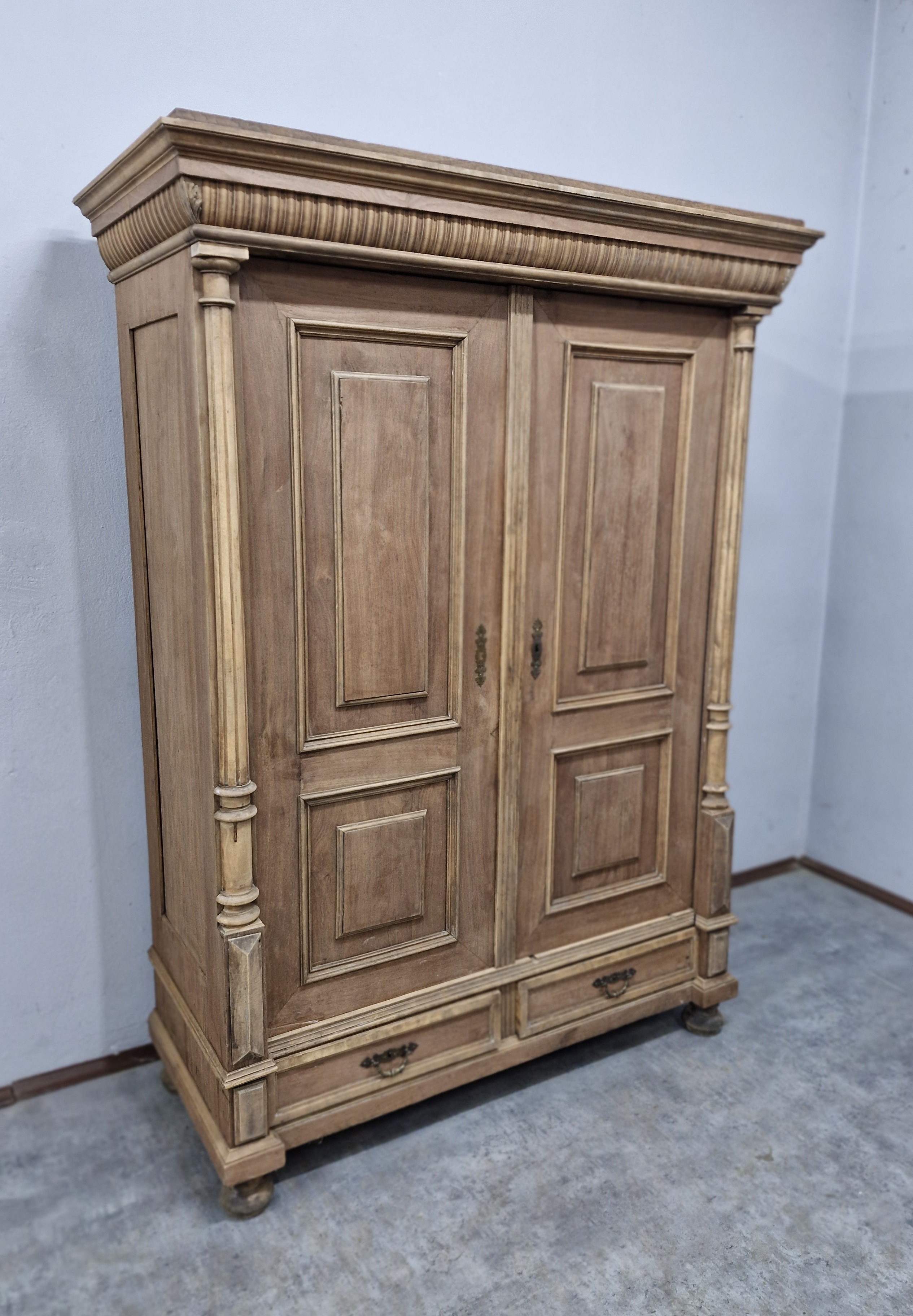 #szafaeklektyczna   #mebelzcharakterem   #meblezduszą   #antycznaszafa   #orzechowyszlif   #stylrustykalny   #stylklasyczny   #wnętrzazhistorią   #polskiantyk   #szafadoodnowienia   #ręcznarenowacja   #meblestare