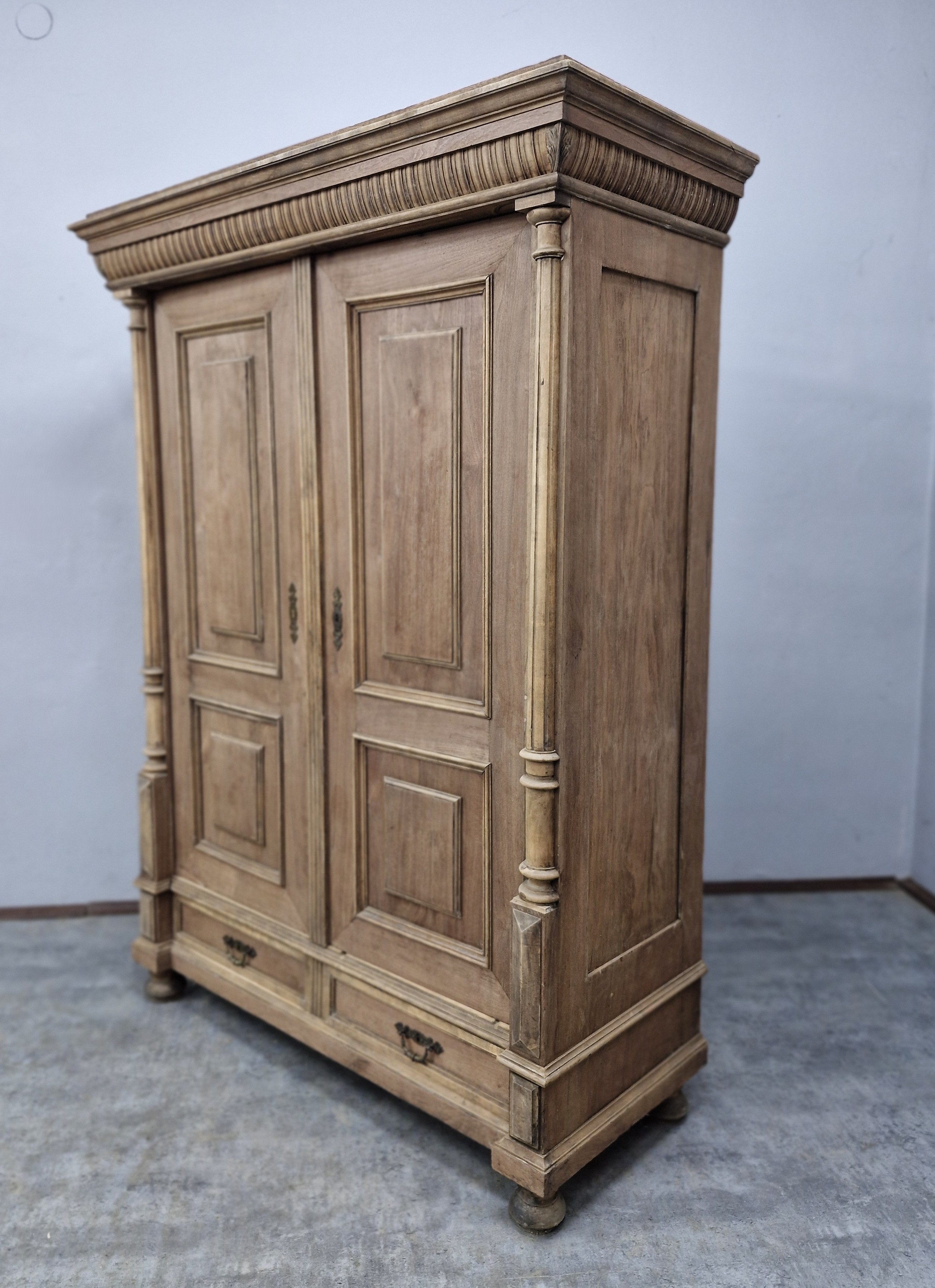 #szafaeklektyczna   #mebelzcharakterem   #meblezduszą   #antycznaszafa   #orzechowyszlif   #stylrustykalny   #stylklasyczny   #wnętrzazhistorią   #polskiantyk   #szafadoodnowienia   #ręcznarenowacja   #meblestare