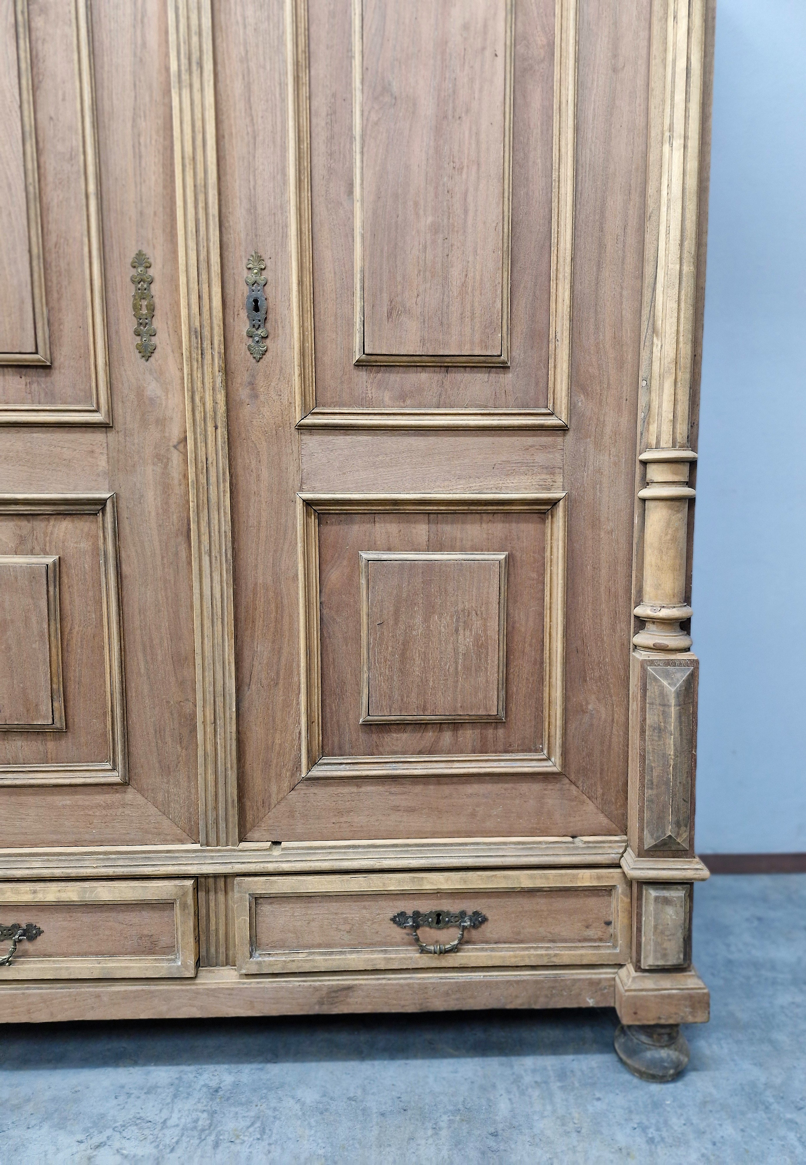 #szafaeklektyczna   #mebelzcharakterem   #meblezduszą   #antycznaszafa   #orzechowyszlif   #stylrustykalny   #stylklasyczny   #wnętrzazhistorią   #polskiantyk   #szafadoodnowienia   #ręcznarenowacja   #meblestare