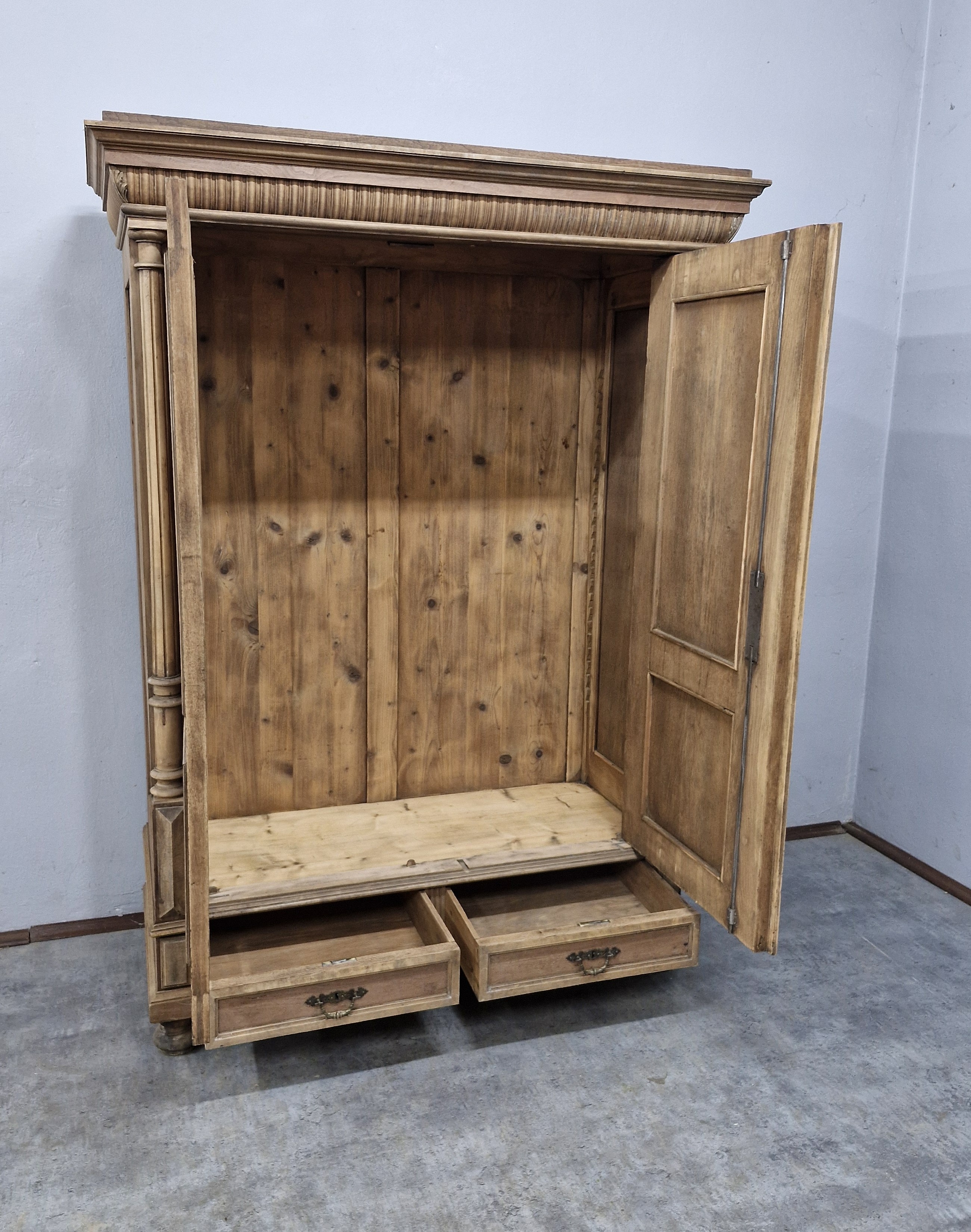 #szafaeklektyczna   #mebelzcharakterem   #meblezduszą   #antycznaszafa   #orzechowyszlif   #stylrustykalny   #stylklasyczny   #wnętrzazhistorią   #polskiantyk   #szafadoodnowienia   #ręcznarenowacja   #meblestare