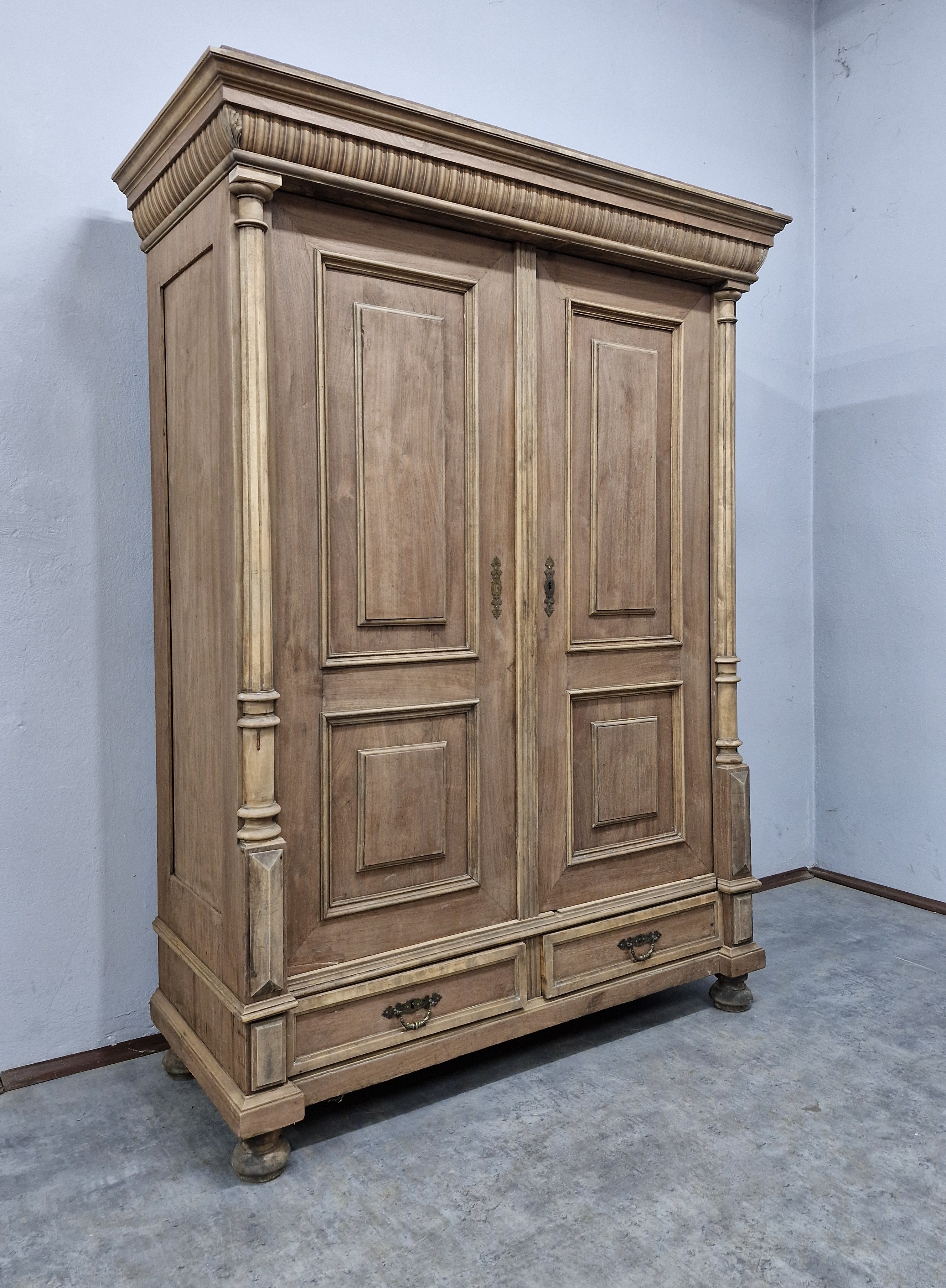 #szafaeklektyczna   #mebelzcharakterem   #meblezduszą   #antycznaszafa   #orzechowyszlif   #stylrustykalny   #stylklasyczny   #wnętrzazhistorią   #polskiantyk   #szafadoodnowienia   #ręcznarenowacja   #meblestare