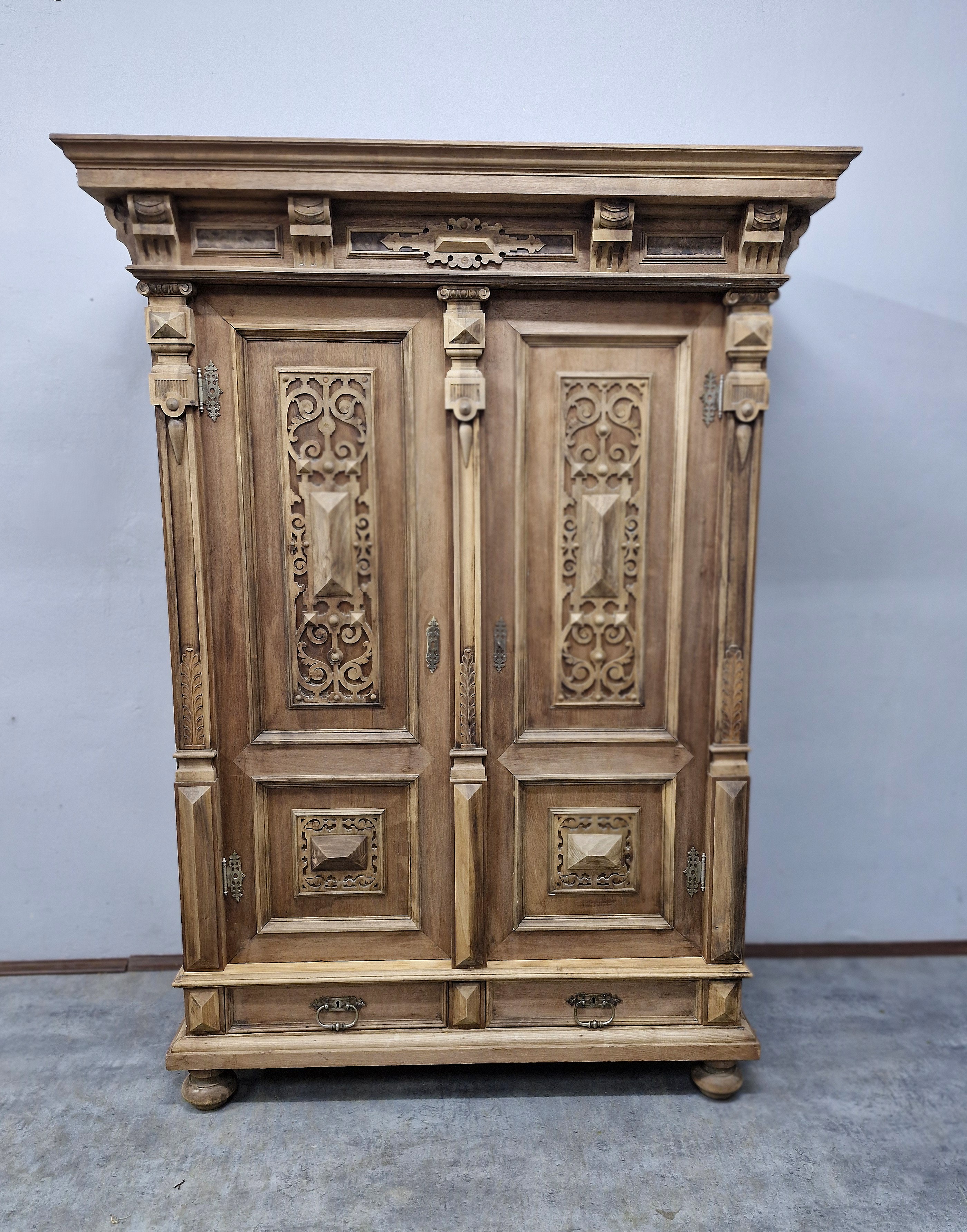 #szafaeklektyczna   #mebelzcharakterem   #meblezduszą   #antycznaszafa   #orzechowyszlif   #stylrustykalny   #stylklasyczny   #wnętrzazhistorią   #polskiantyk   #szafadoodnowienia   #ręcznarenowacja   #meblestare