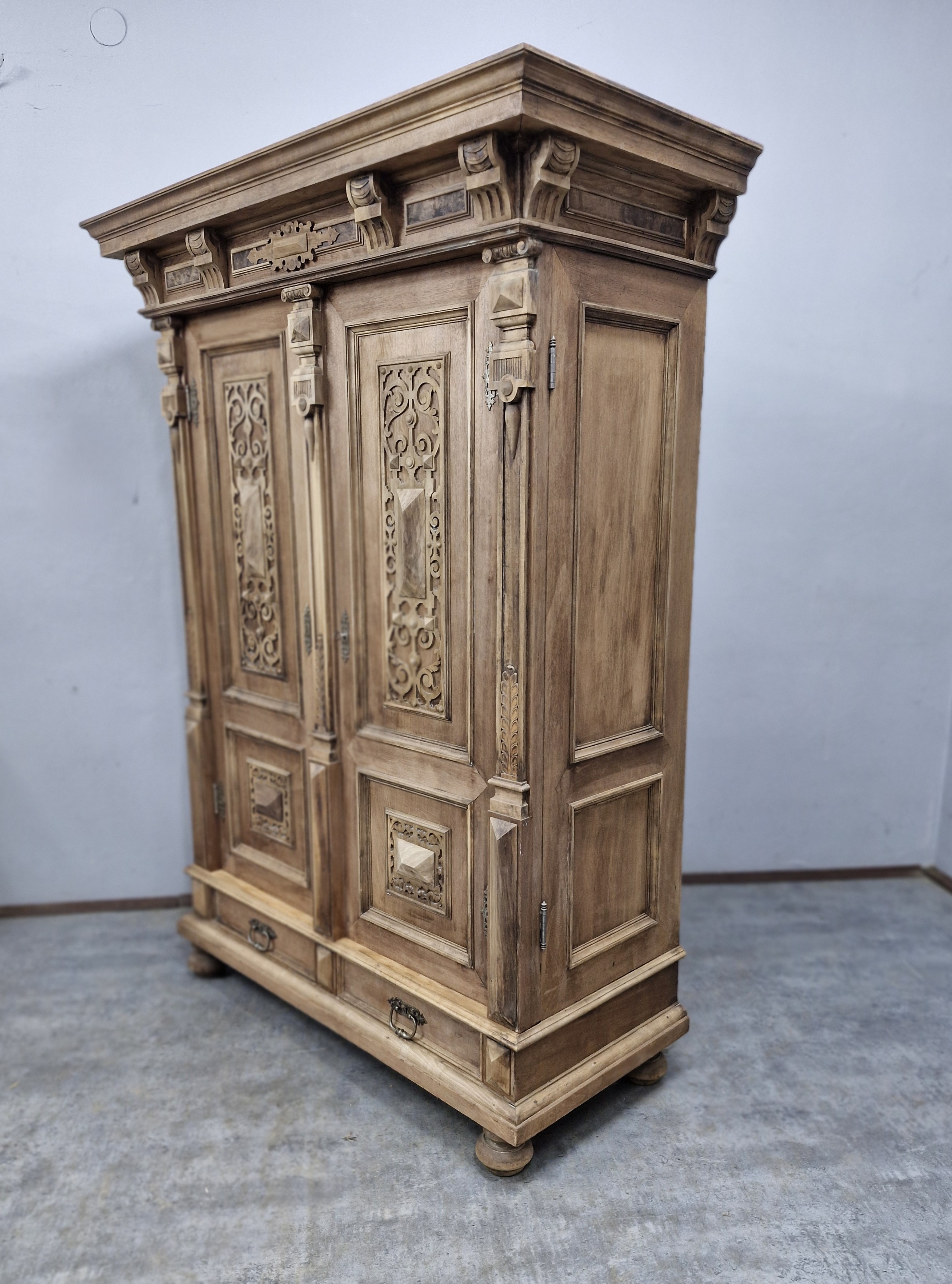 #szafaeklektyczna   #mebelzcharakterem   #meblezduszą   #antycznaszafa   #orzechowyszlif   #stylrustykalny   #stylklasyczny   #wnętrzazhistorią   #polskiantyk   #szafadoodnowienia   #ręcznarenowacja   #meblestare