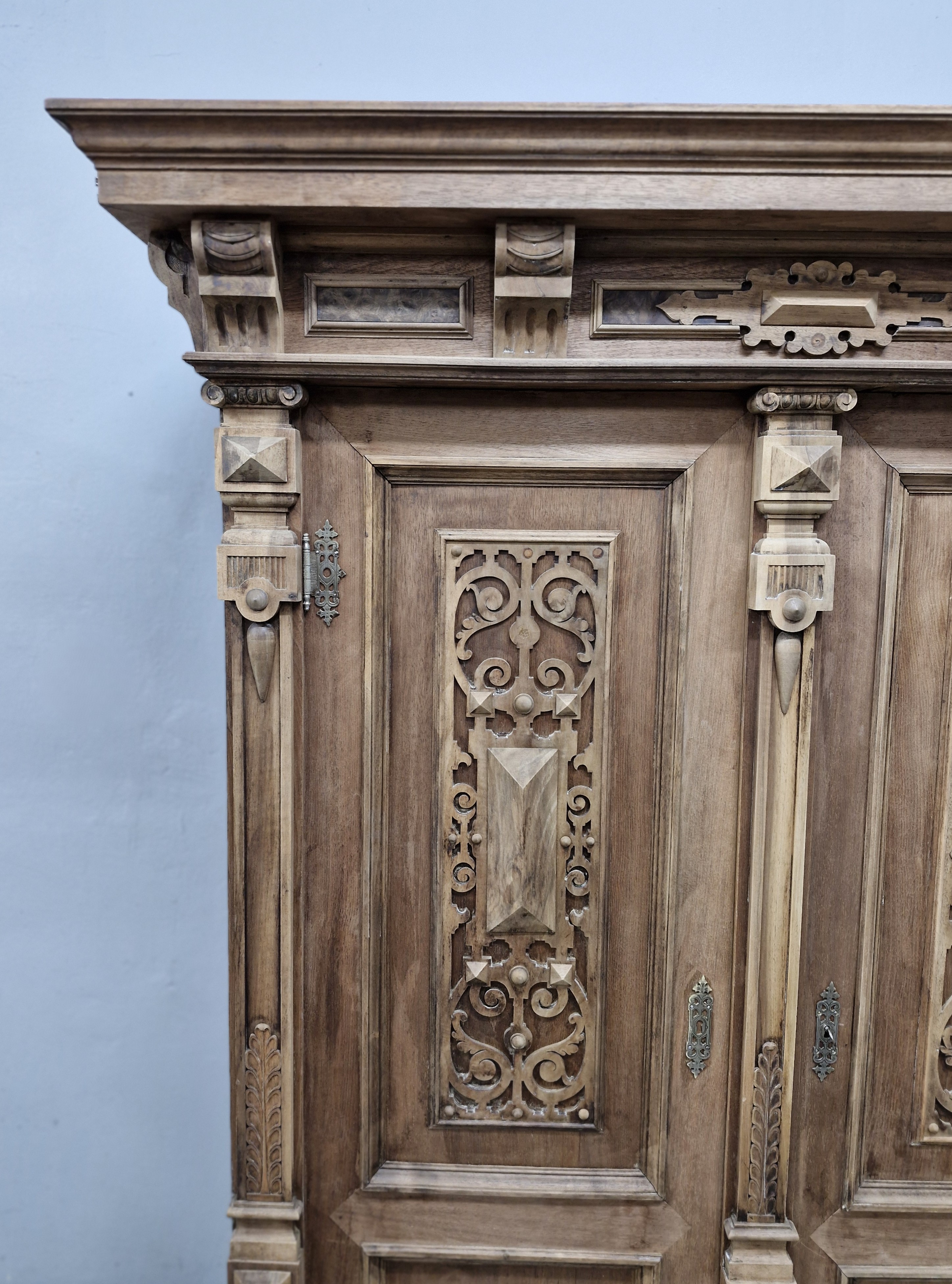 #szafaeklektyczna   #mebelzcharakterem   #meblezduszą   #antycznaszafa   #orzechowyszlif   #stylrustykalny   #stylklasyczny   #wnętrzazhistorią   #polskiantyk   #szafadoodnowienia   #ręcznarenowacja   #meblestare