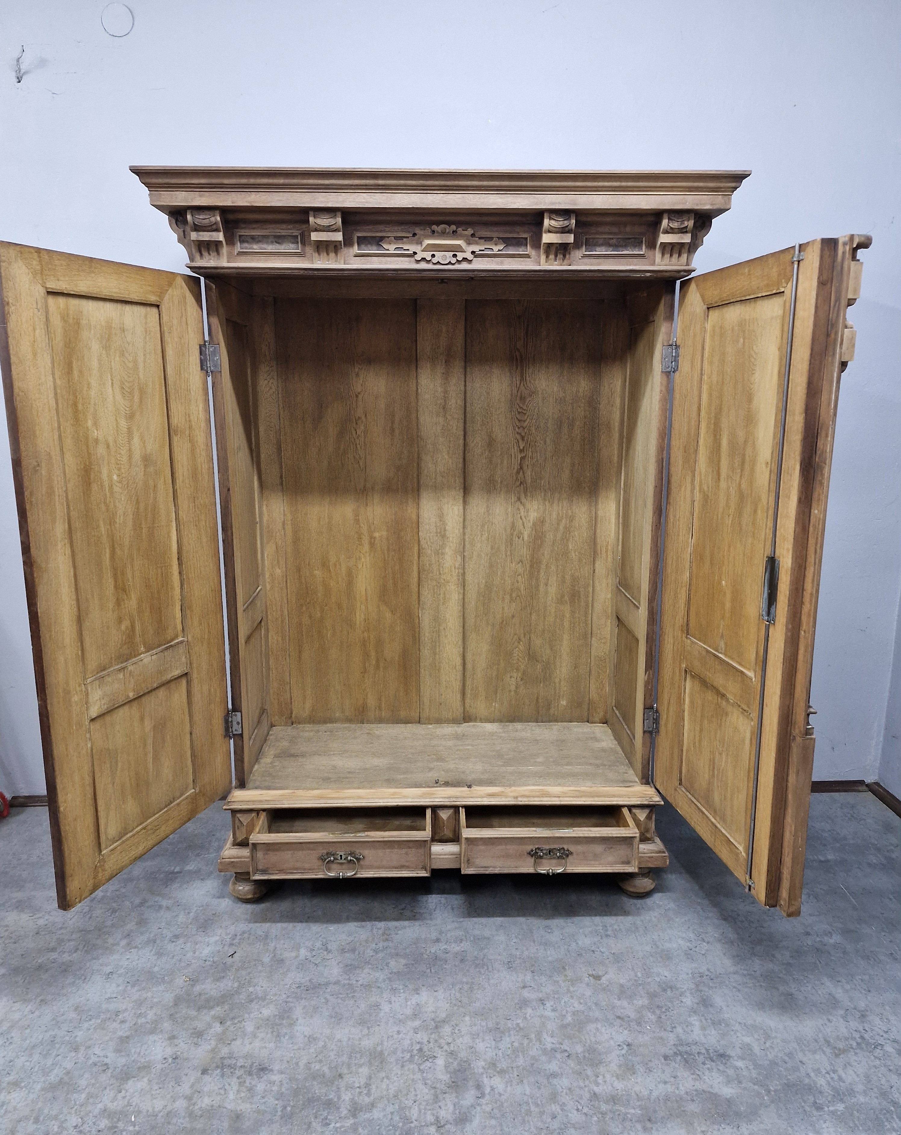 #szafaeklektyczna   #mebelzcharakterem   #meblezduszą   #antycznaszafa   #orzechowyszlif   #stylrustykalny   #stylklasyczny   #wnętrzazhistorią   #polskiantyk   #szafadoodnowienia   #ręcznarenowacja   #meblestare