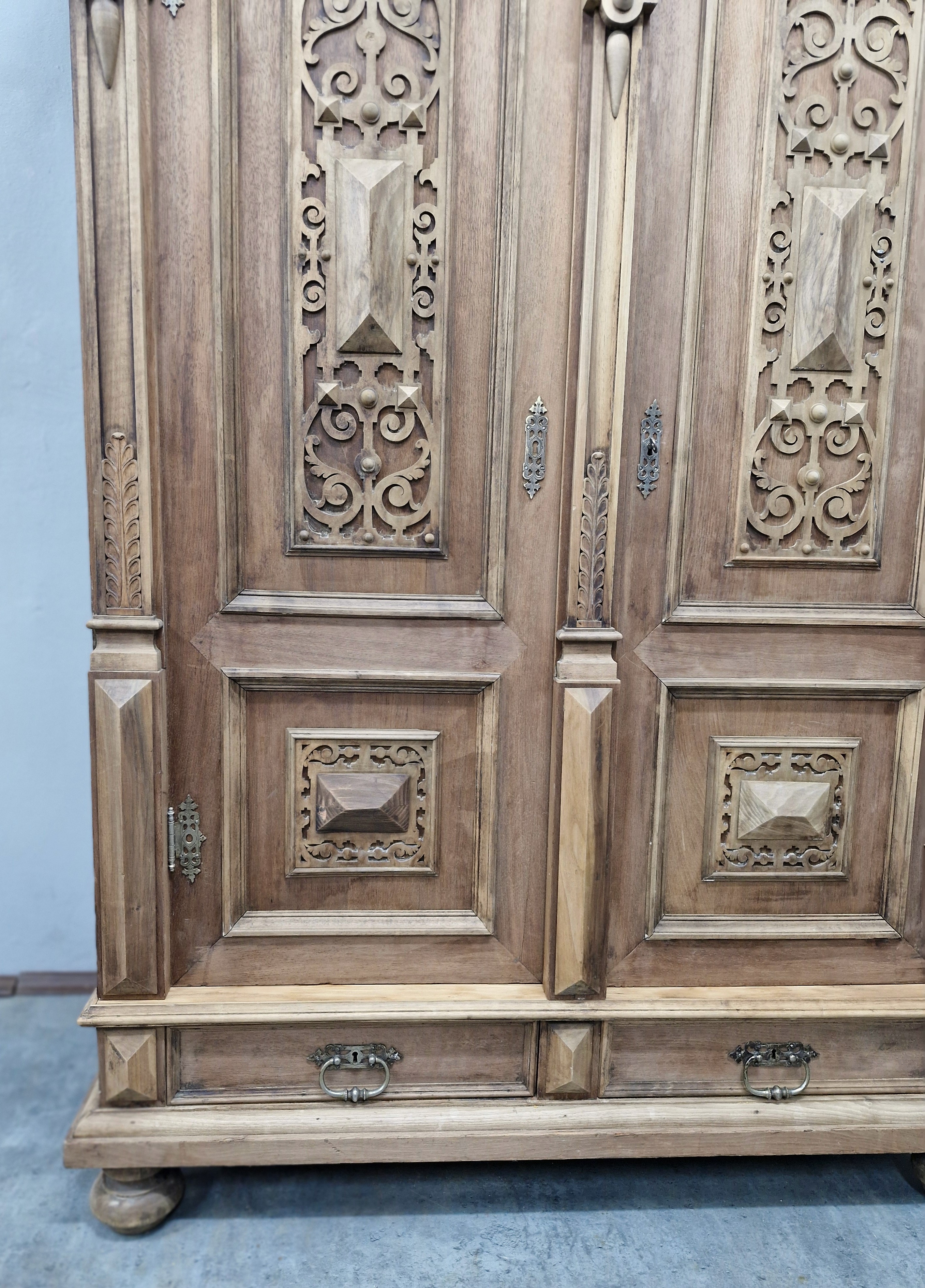 #szafaeklektyczna   #mebelzcharakterem   #meblezduszą   #antycznaszafa   #orzechowyszlif   #stylrustykalny   #stylklasyczny   #wnętrzazhistorią   #polskiantyk   #szafadoodnowienia   #ręcznarenowacja   #meblestare