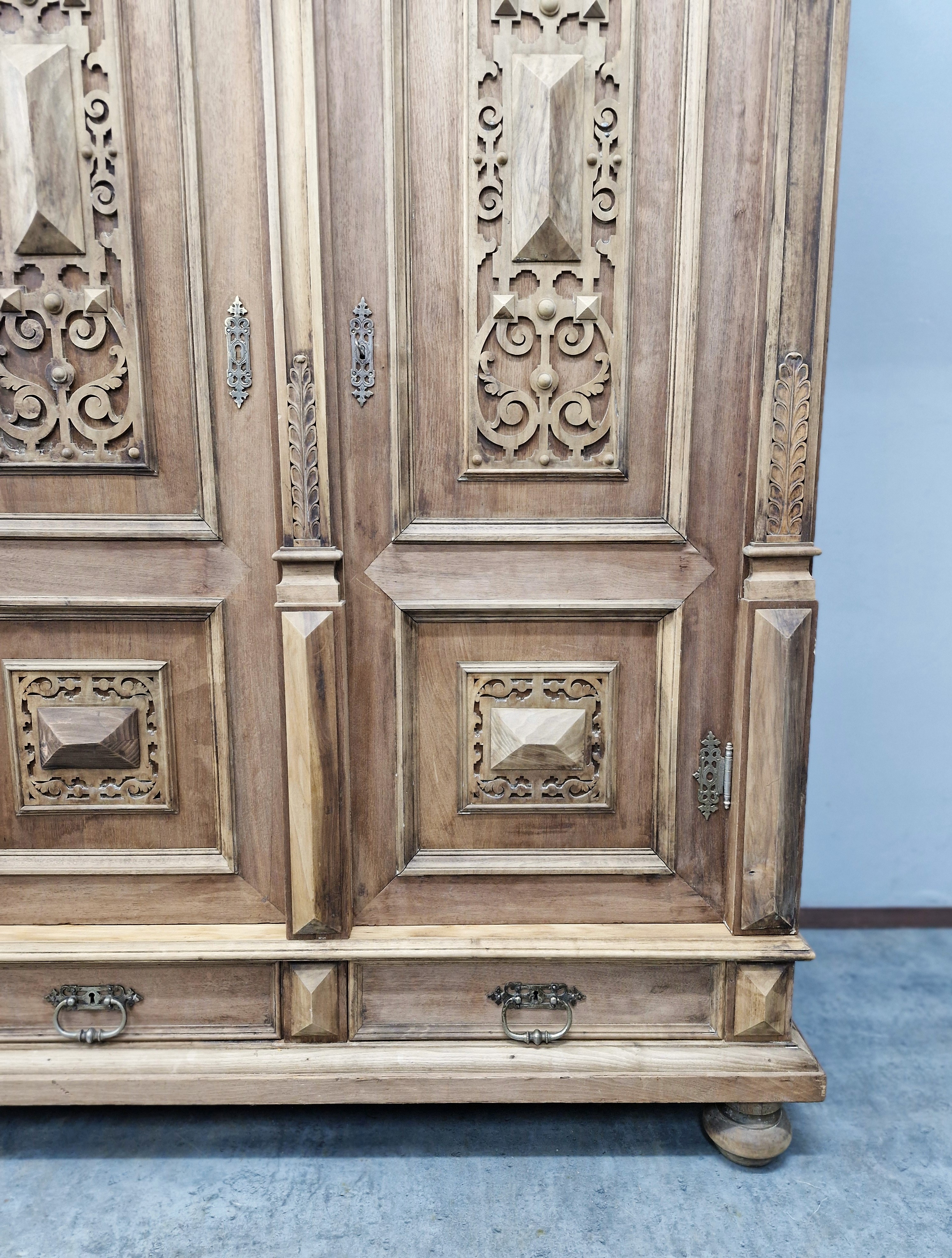 #szafaeklektyczna   #mebelzcharakterem   #meblezduszą   #antycznaszafa   #orzechowyszlif   #stylrustykalny   #stylklasyczny   #wnętrzazhistorią   #polskiantyk   #szafadoodnowienia   #ręcznarenowacja   #meblestare