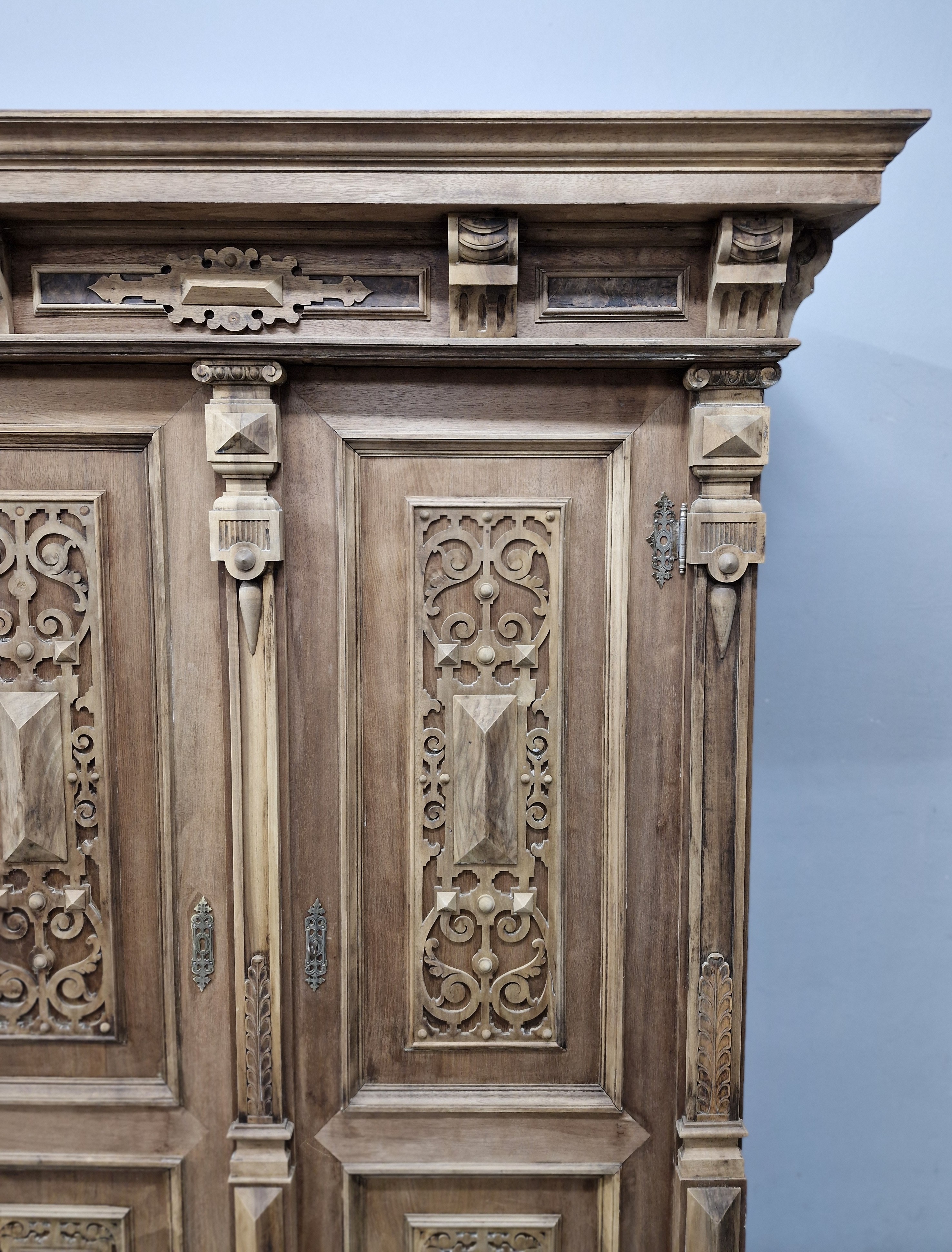 #szafaeklektyczna   #mebelzcharakterem   #meblezduszą   #antycznaszafa   #orzechowyszlif   #stylrustykalny   #stylklasyczny   #wnętrzazhistorią   #polskiantyk   #szafadoodnowienia   #ręcznarenowacja   #meblestare