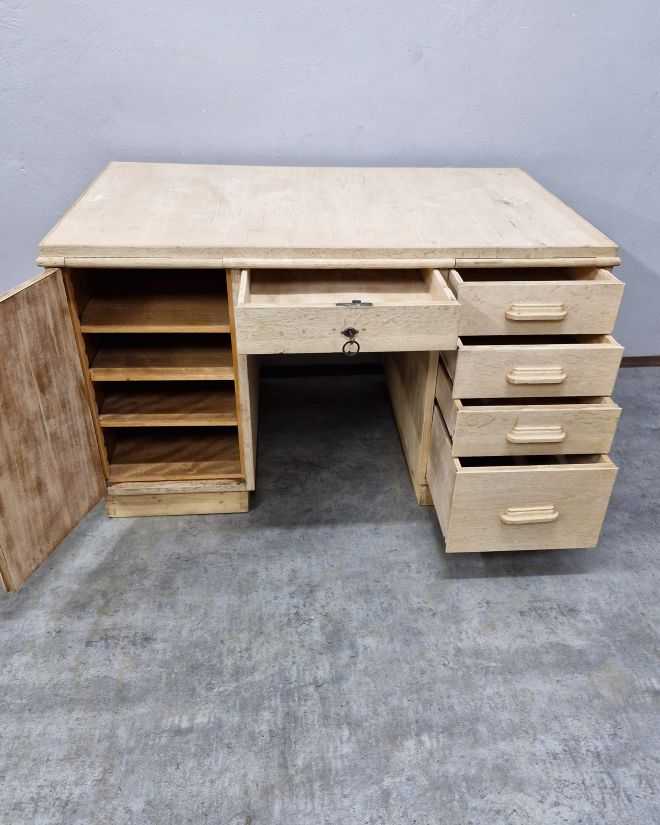 #biurkoartdeco   #biurkoantyk   #mebledębowe   #artdecointerior   #meblezcharakterem   #renowacjamebli   #antykiwnętrza   #stylartdeco   #meblehistoryczne   #unikatowebiurko   #meblezpolski   #meblezklimatem  