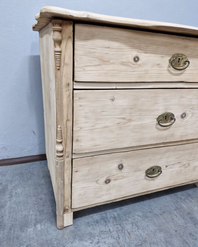 #komodaludwikowska   #mebelzcharakterem   #antycznakomoda   #stylowemeble   #shabbychicpl   #vintagedekoracje   #renowacjamebli   #meblezdusza   #ludwikowskistyl   #wnetrzazhistoria   #mebleantyczne   #drewnianekomody