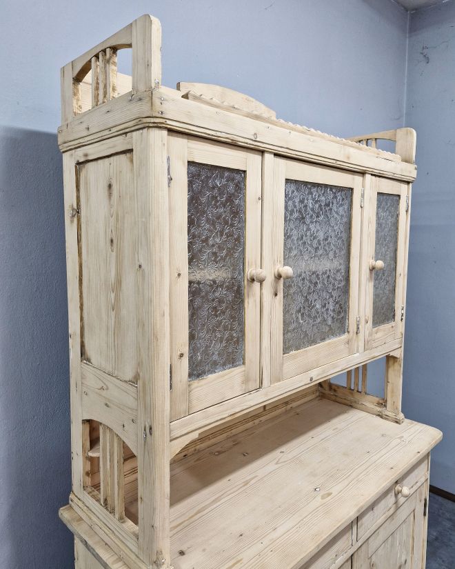 #kredens #kredensmiędzywojenny #mebelzduszą #secesja #antyki #antycznykredens #stylowywnętrz #renowacjamebli #meblezhistorią #oryginalneszkło #polskiantyk #drewnianymebel #wnętrzazcharakterem #mebledoaranżacji #antykinawymiar