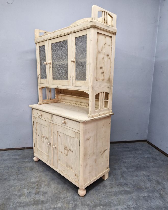 #kredens #kredensmiędzywojenny #mebelzduszą #secesja #antyki #antycznykredens #stylowywnętrz #renowacjamebli #meblezhistorią #oryginalneszkło #polskiantyk #drewnianymebel #wnętrzazcharakterem #mebledoaranżacji #antykinawymiar