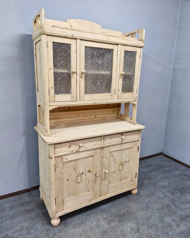 #kredens #kredensmiędzywojenny #mebelzduszą #secesja #antyki #antycznykredens #stylowywnętrz #renowacjamebli #meblezhistorią #oryginalneszkło #polskiantyk #drewnianymebel #wnętrzazcharakterem #mebledoaranżacji #antykinawymiar