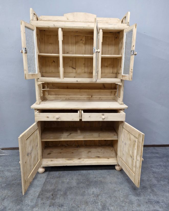 #kredens #kredensmiędzywojenny #mebelzduszą #secesja #antyki #antycznykredens #stylowywnętrz #renowacjamebli #meblezhistorią #oryginalneszkło #polskiantyk #drewnianymebel #wnętrzazcharakterem #mebledoaranżacji #antykinawymiar