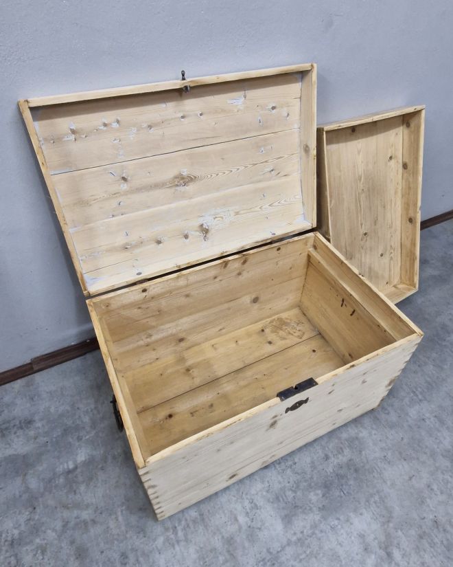 #kuferludowy #rustykalnykufer #antyki #meblezcharakterem #kuferdrewniany #dekoracjawiejskiego #shabbychic #vintagehome #meblezduszą #wnętrzazhistorią #antykiwnętrza #stylrustykalny #meblepolskie #ręcznarenowacja #unikatowykuferek