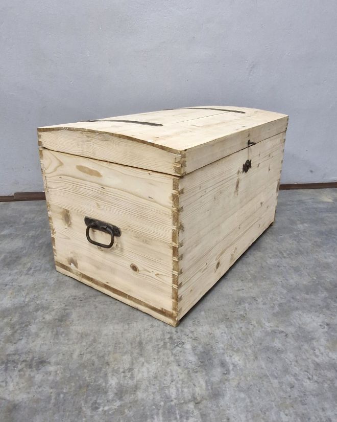 #kuferludowy #rustykalnykufer #antyki #meblezcharakterem #kuferdrewniany #dekoracjawiejskiego #shabbychic #vintagehome #meblezduszą #wnętrzazhistorią #antykiwnętrza #stylrustykalny #meblepolskie #ręcznarenowacja #unikatowykuferek