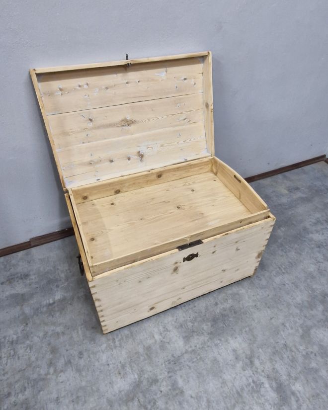 #kuferludowy #rustykalnykufer #antyki #meblezcharakterem #kuferdrewniany #dekoracjawiejskiego #shabbychic #vintagehome #meblezduszą #wnętrzazhistorią #antykiwnętrza #stylrustykalny #meblepolskie #ręcznarenowacja #unikatowykuferek