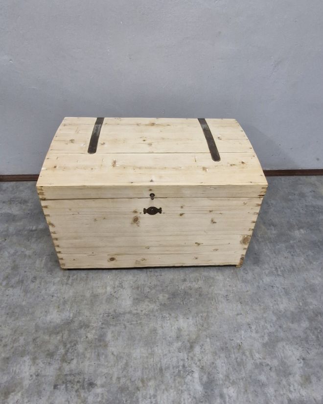 #kuferludowy #rustykalnykufer #antyki #meblezcharakterem #kuferdrewniany #dekoracjawiejskiego #shabbychic #vintagehome #meblezduszą #wnętrzazhistorią #antykiwnętrza #stylrustykalny #meblepolskie #ręcznarenowacja #unikatowykuferek