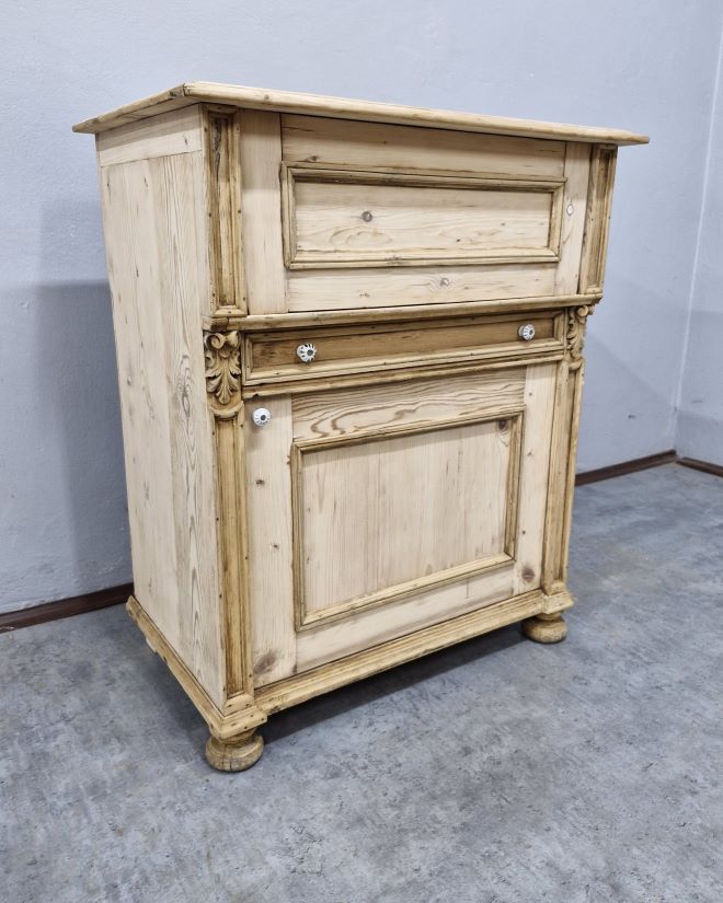 #szafkaeklektyczna #mebelzhistorią #antyki #meblezduszą #stylretro #stylvintage #ręcznaczyszczona #eklektyzm #shabbychic #wnętrzazklimatem #dekoracjawnętrz #mebledowykończenia #unikatowyszafek #meblepolskie #antykstylowy #kufermarzeń