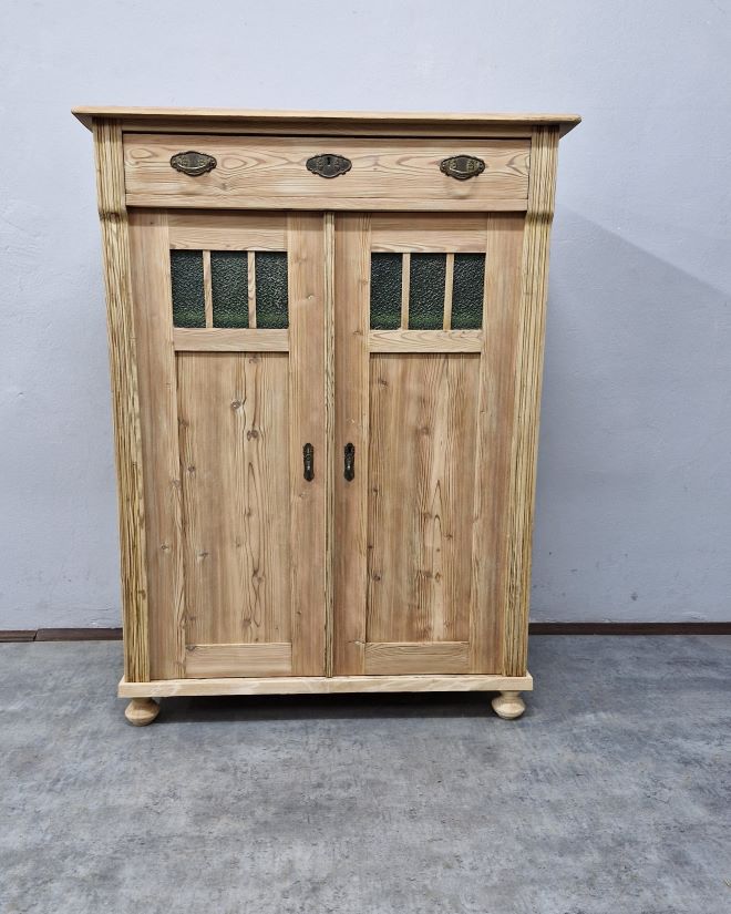 #bieliźniarka #secesja #mebelzcharakterem #antyk #mebleantyczne #stylowemeble #renowacjamebli #shabbychic #vintageinterior #mebledosalonu #polskiantyk #wnętrzazduszą #oryginalneokucia #zieloneszybki #stylsecesyjny #unikatowymebel #klimatycznewnętrze #eklek