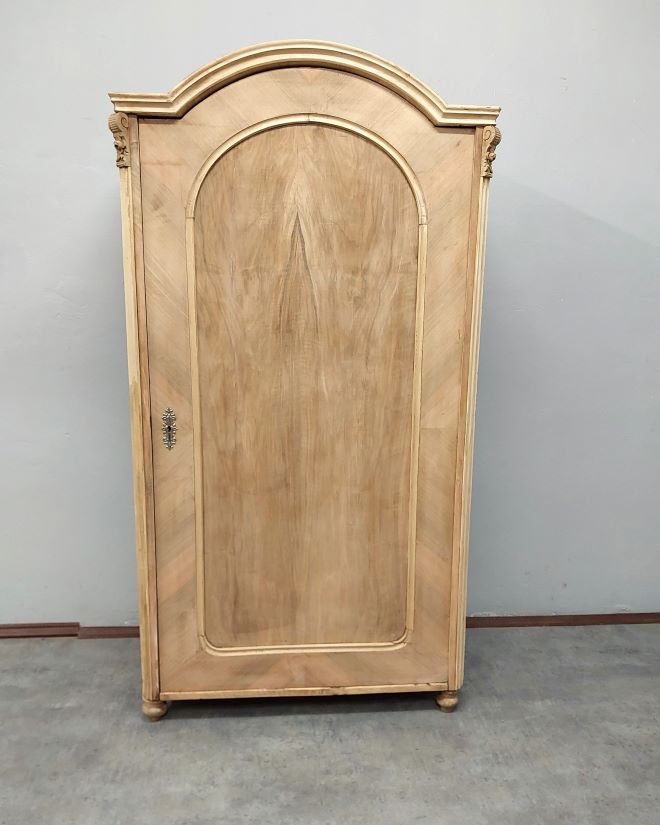 #szafaludwikowska #mebelzcharakterem #antyki #meblestylowe #wnętrzazduszą #stylklasyczny #orzechowaszafa #shabbychic #vintagehome #meblepolskie #renowacjamebli #dekoracjawnetrz #styloweszafy #meblena100lat #drewnianemeble #antykinowoczesne