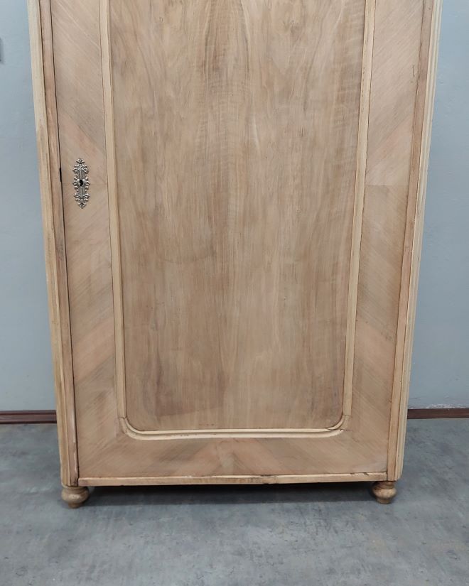 #szafaludwikowska #mebelzcharakterem #antyki #meblestylowe #wnętrzazduszą #stylklasyczny #orzechowaszafa #shabbychic #vintagehome #meblepolskie #renowacjamebli #dekoracjawnetrz #styloweszafy #meblena100lat #drewnianemeble #antykinowoczesne