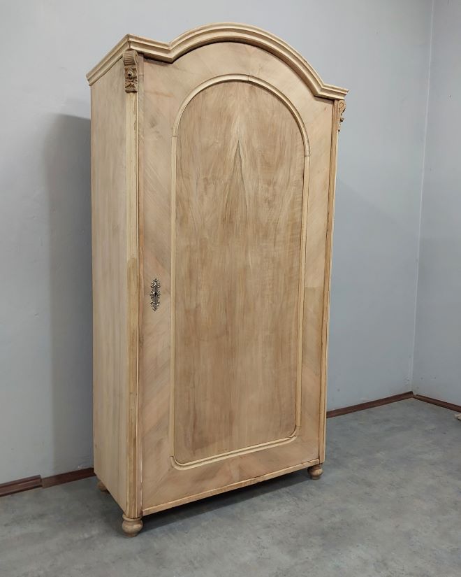 #szafaludwikowska #mebelzcharakterem #antyki #meblestylowe #wnętrzazduszą #stylklasyczny #orzechowaszafa #shabbychic #vintagehome #meblepolskie #renowacjamebli #dekoracjawnetrz #styloweszafy #meblena100lat #drewnianemeble #antykinowoczesne