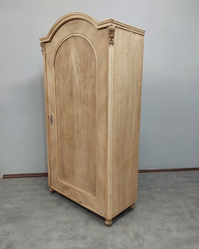 #szafaludwikowska #mebelzcharakterem #antyki #meblestylowe #wnętrzazduszą #stylklasyczny #orzechowaszafa #shabbychic #vintagehome #meblepolskie #renowacjamebli #dekoracjawnetrz #styloweszafy #meblena100lat #drewnianemeble #antykinowoczesne