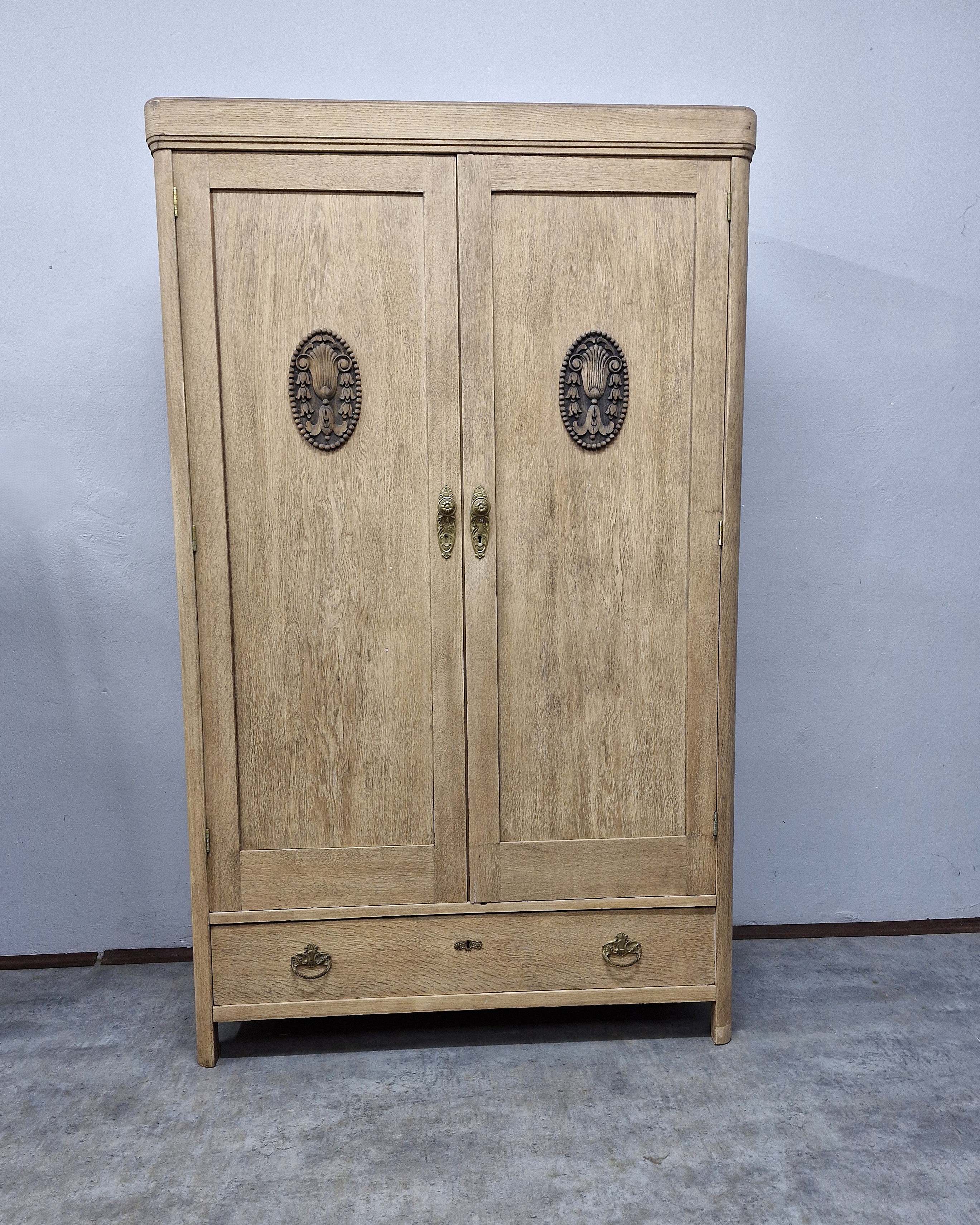 #szafaantyk #mebledębowe #stylklasyczny #eklektyzm #mosiężneokucia #szafazduszą #antyki #renowacjamebli #wnętrzazcharakterem #meblestylowe #naturalnedrewno #ręcznaczyszczona #shabbychic #vintageinterior #stylowaszafa