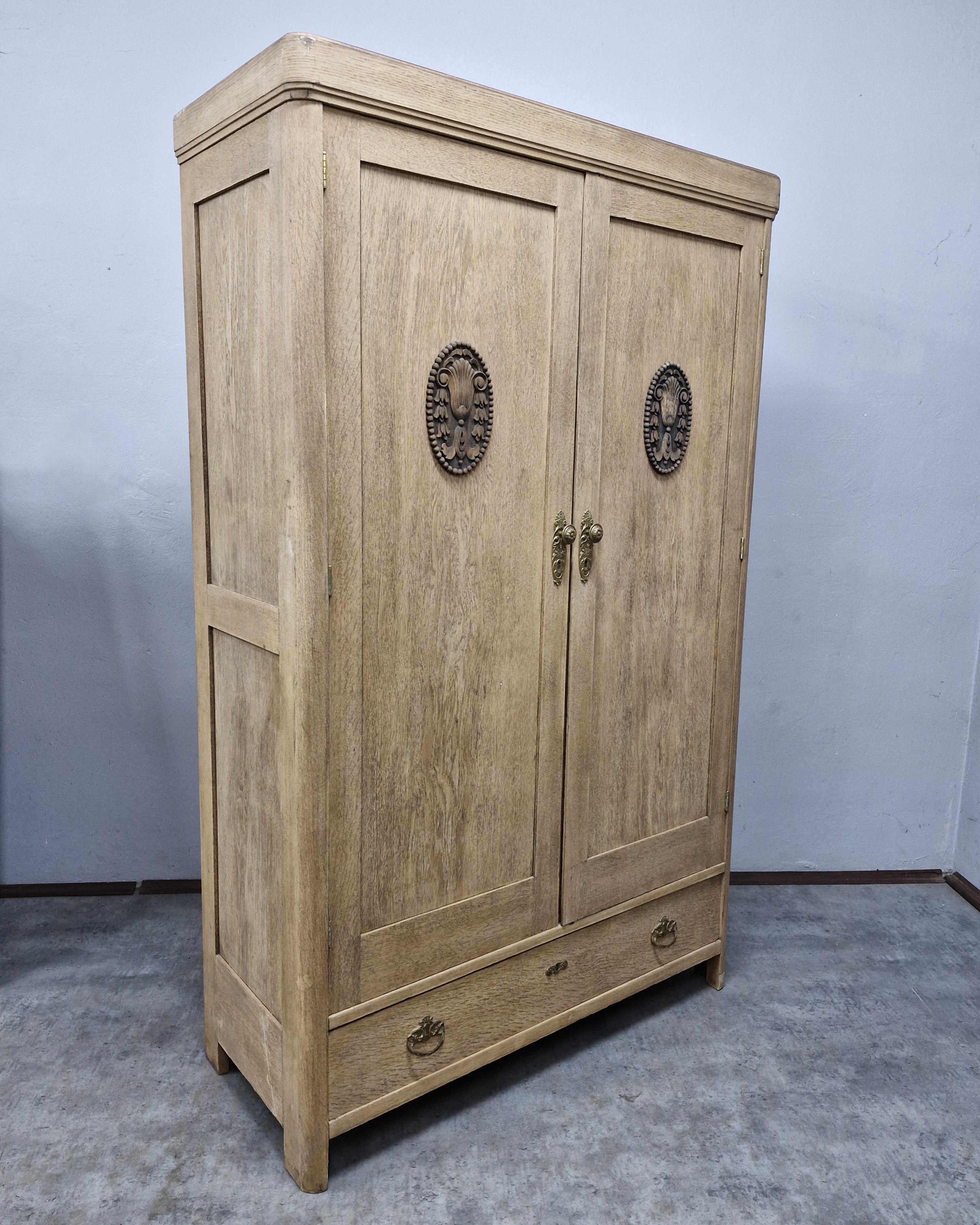 #szafaantyk #mebledębowe #stylklasyczny #eklektyzm #mosiężneokucia #szafazduszą #antyki #renowacjamebli #wnętrzazcharakterem #meblestylowe #naturalnedrewno #ręcznaczyszczona #shabbychic #vintageinterior #stylowaszafa