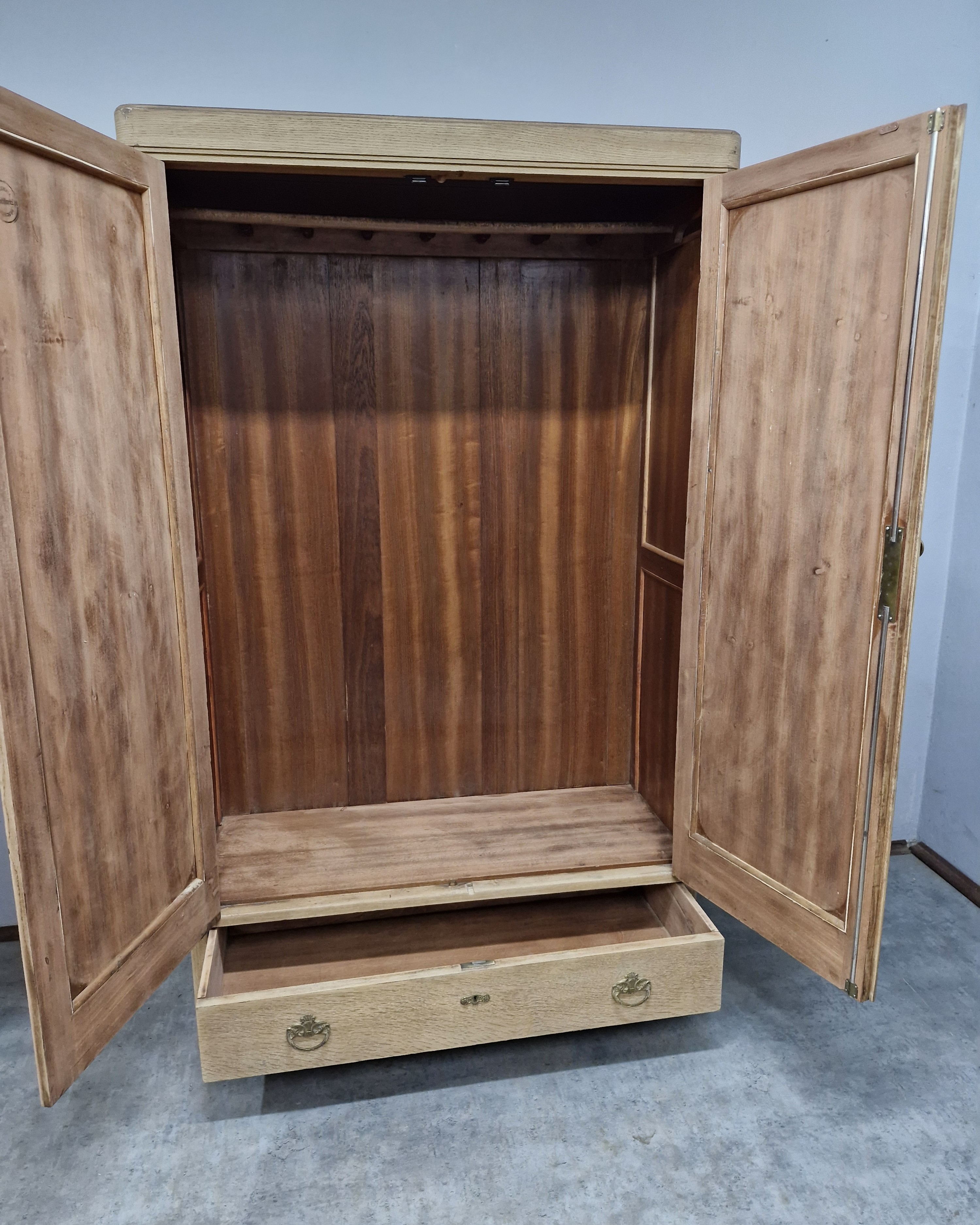 #szafaantyk #mebledębowe #stylklasyczny #eklektyzm #mosiężneokucia #szafazduszą #antyki #renowacjamebli #wnętrzazcharakterem #meblestylowe #naturalnedrewno #ręcznaczyszczona #shabbychic #vintageinterior #stylowaszafa