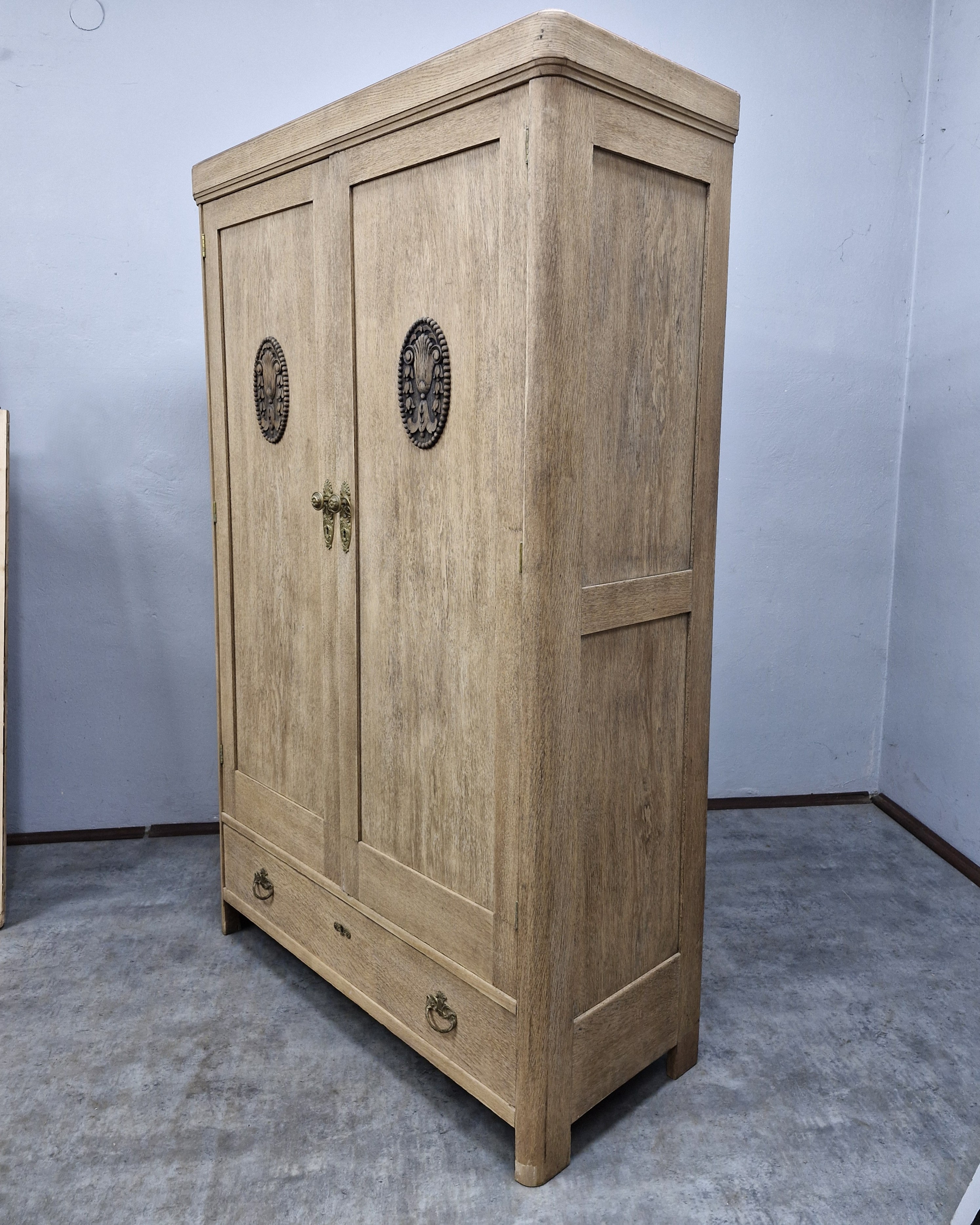 #szafaantyk #mebledębowe #stylklasyczny #eklektyzm #mosiężneokucia #szafazduszą #antyki #renowacjamebli #wnętrzazcharakterem #meblestylowe #naturalnedrewno #ręcznaczyszczona #shabbychic #vintageinterior #stylowaszafa