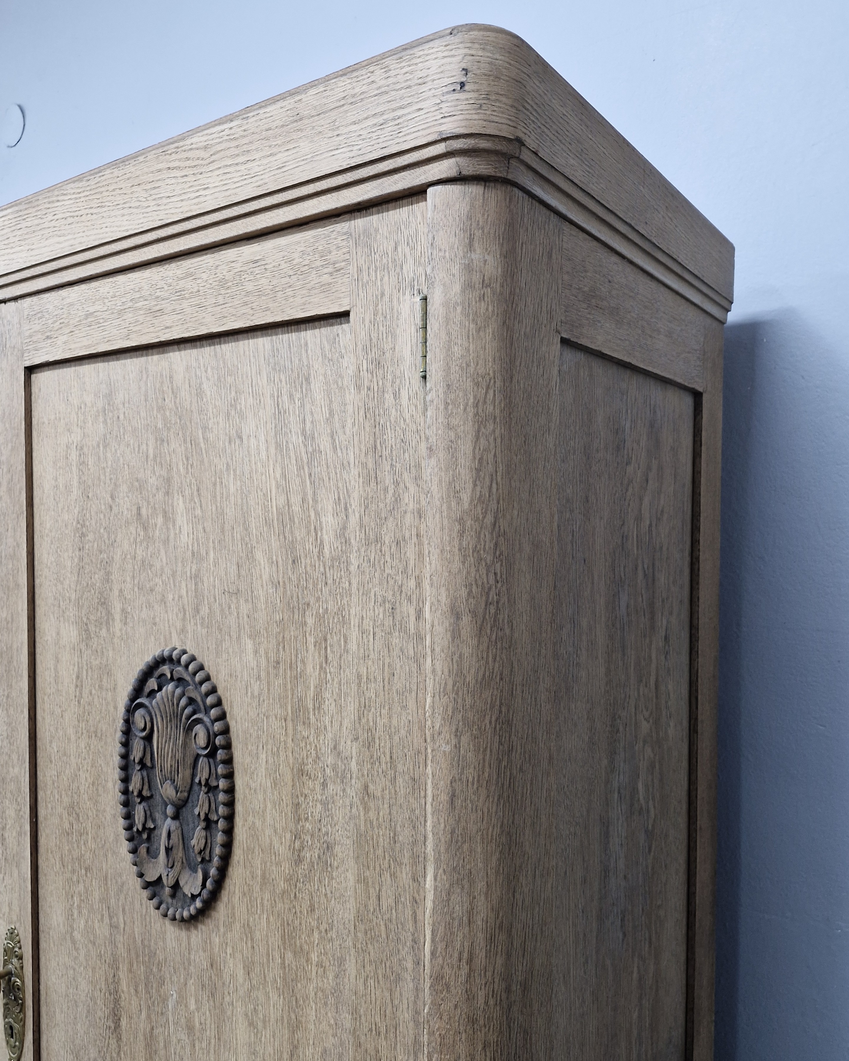 #szafaantyk #mebledębowe #stylklasyczny #eklektyzm #mosiężneokucia #szafazduszą #antyki #renowacjamebli #wnętrzazcharakterem #meblestylowe #naturalnedrewno #ręcznaczyszczona #shabbychic #vintageinterior #stylowaszafa