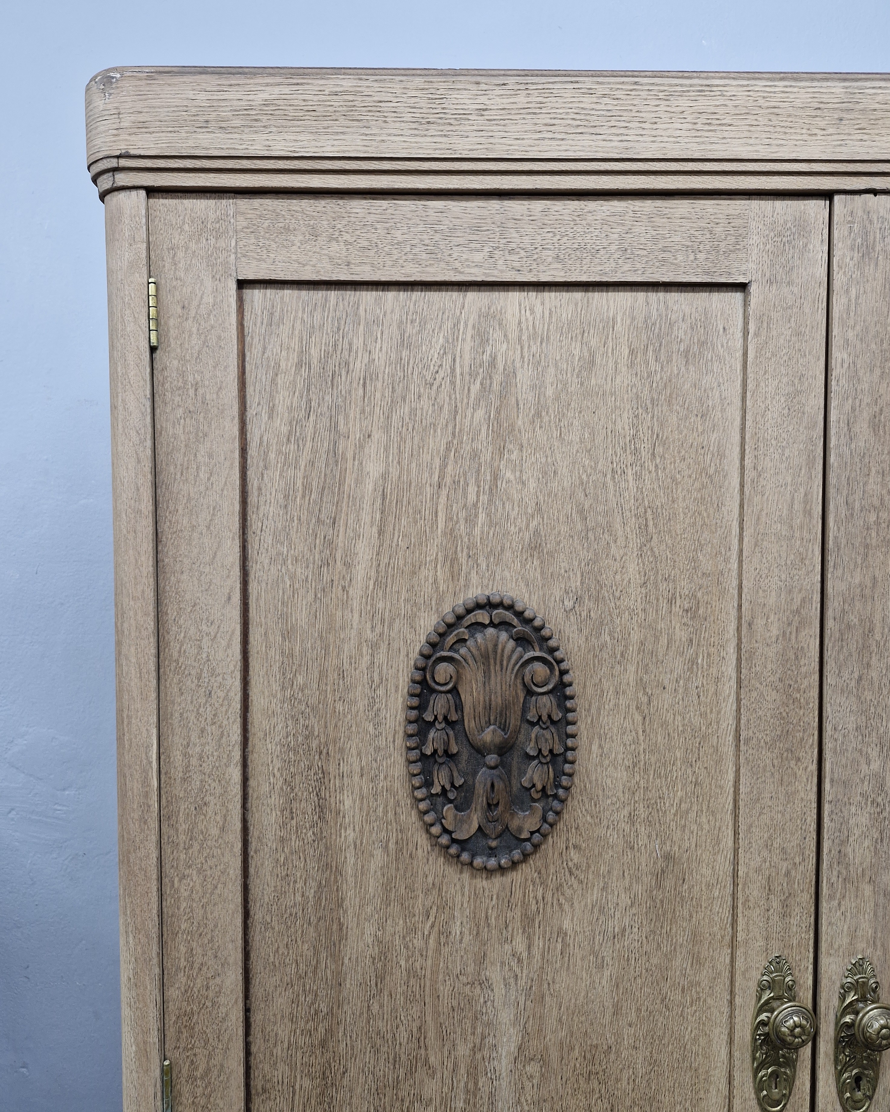 #szafaantyk #mebledębowe #stylklasyczny #eklektyzm #mosiężneokucia #szafazduszą #antyki #renowacjamebli #wnętrzazcharakterem #meblestylowe #naturalnedrewno #ręcznaczyszczona #shabbychic #vintageinterior #stylowaszafa