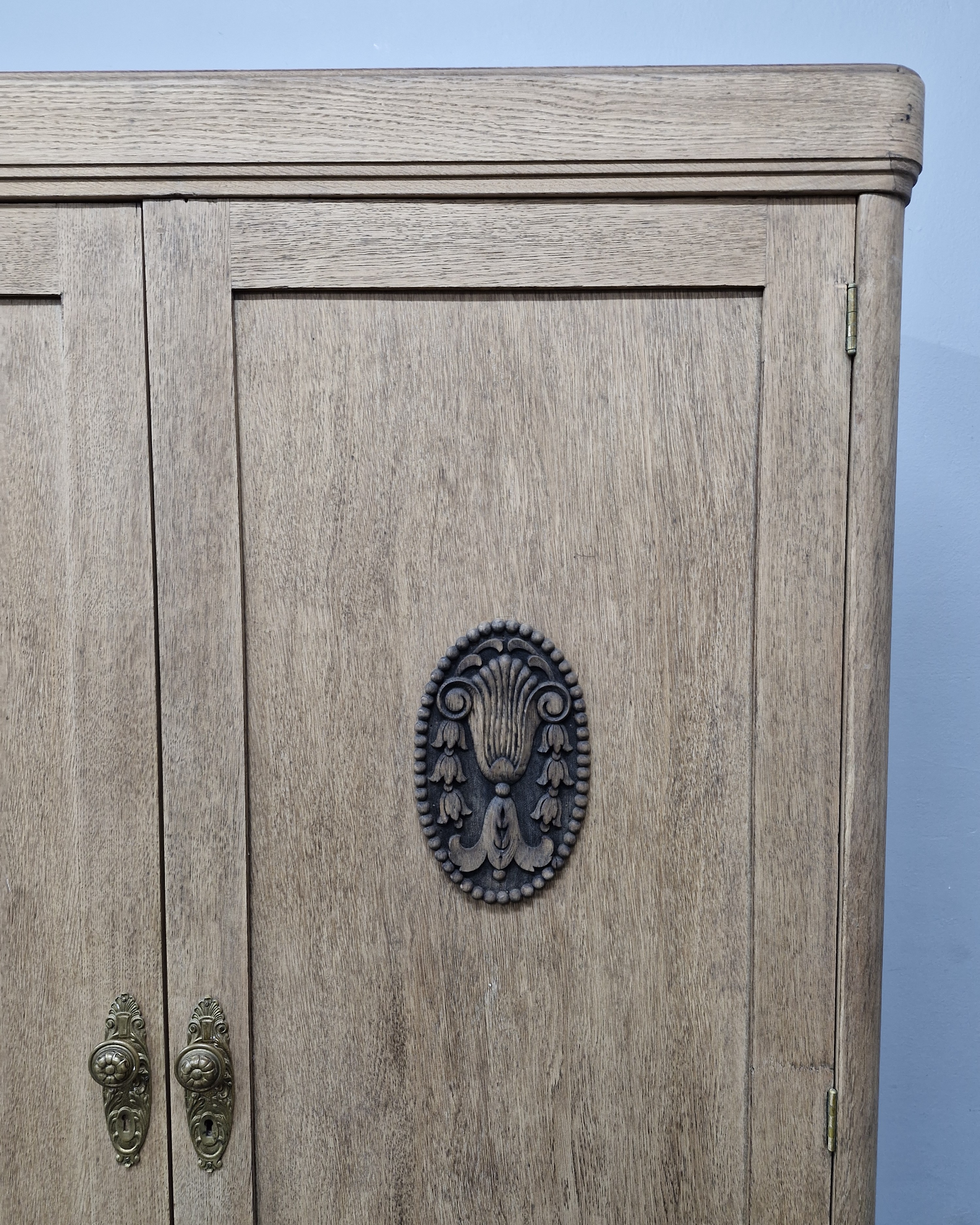 #szafaantyk #mebledębowe #stylklasyczny #eklektyzm #mosiężneokucia #szafazduszą #antyki #renowacjamebli #wnętrzazcharakterem #meblestylowe #naturalnedrewno #ręcznaczyszczona #shabbychic #vintageinterior #stylowaszafa