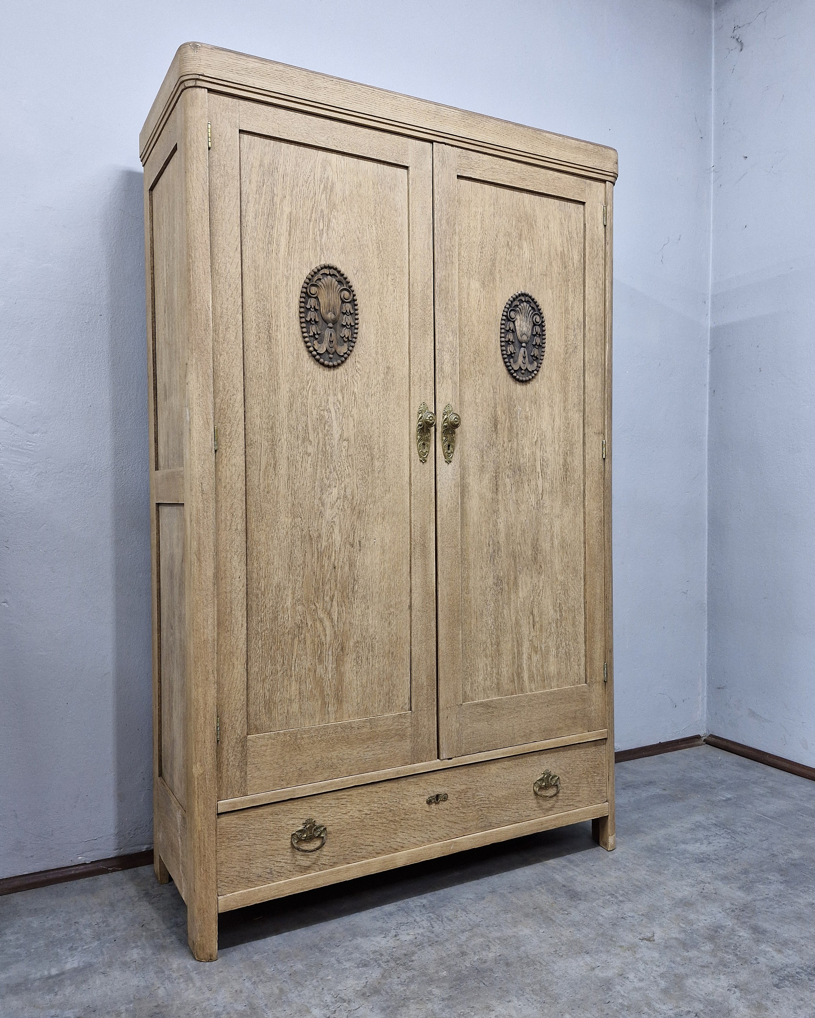 #szafaantyk #mebledębowe #stylklasyczny #eklektyzm #mosiężneokucia #szafazduszą #antyki #renowacjamebli #wnętrzazcharakterem #meblestylowe #naturalnedrewno #ręcznaczyszczona #shabbychic #vintageinterior #stylowaszafa