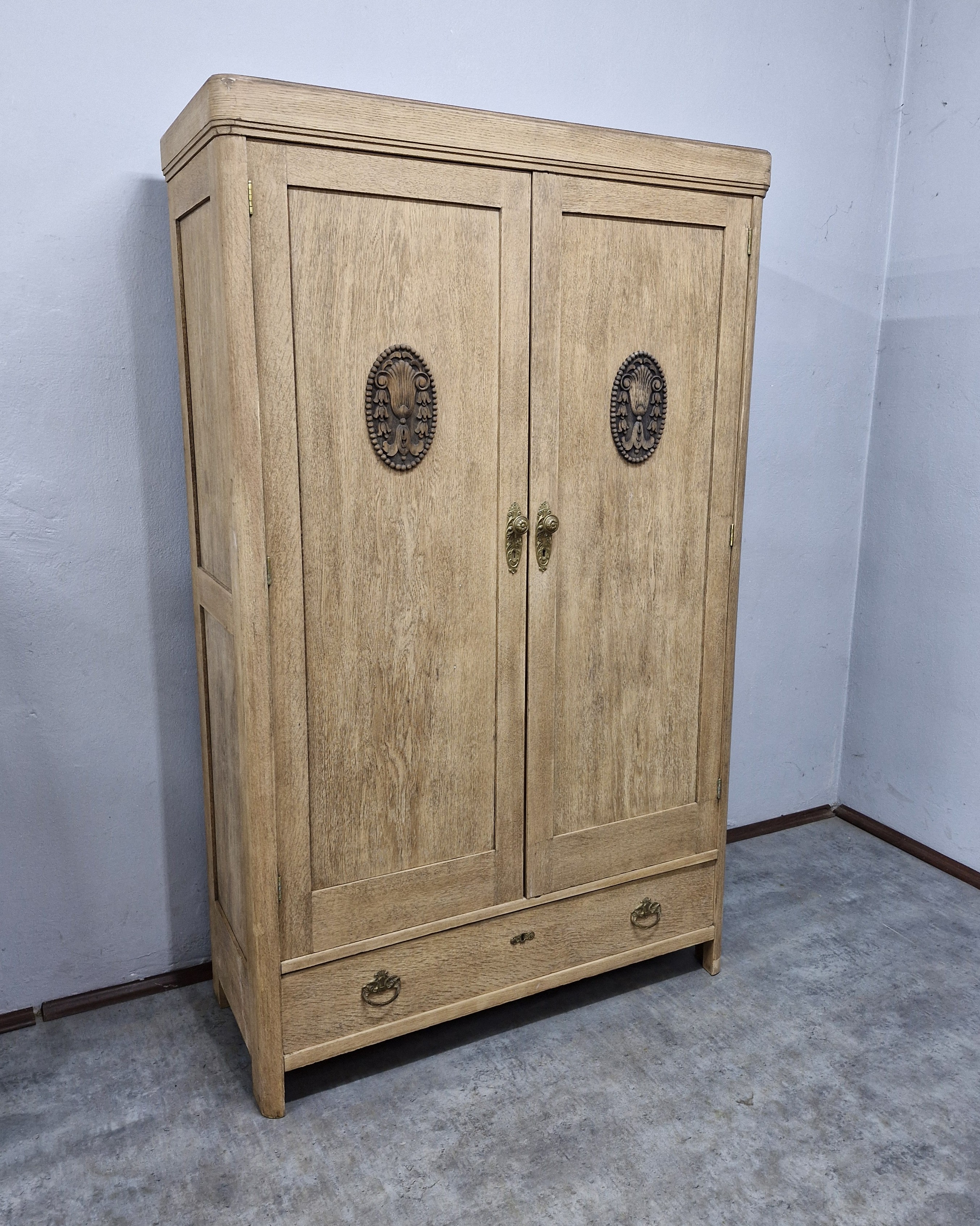 #szafaantyk #mebledębowe #stylklasyczny #eklektyzm #mosiężneokucia #szafazduszą #antyki #renowacjamebli #wnętrzazcharakterem #meblestylowe #naturalnedrewno #ręcznaczyszczona #shabbychic #vintageinterior #stylowaszafa