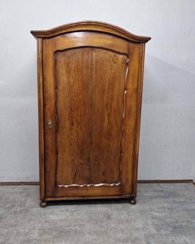 #szafaludwikowska   #mebelzcharakterem   #antyki   #meblezhistorią   #drewnianaszafa   #mebledębowe   #klasycznestylizacje   #antykstyl   #wnętrzezklimatem   #polskieantyki   #meblezprzeszłością   #szafazpółkami